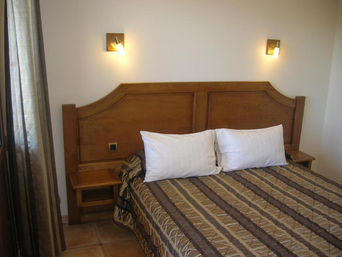 Hotel Aux Vieux Arceaux Mercuer Habitación foto
